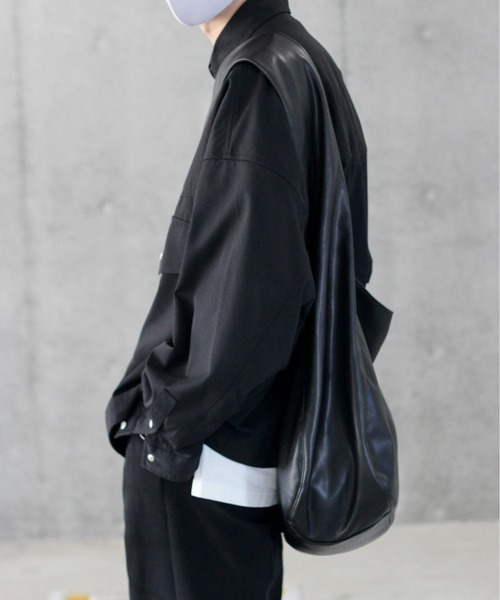 y/m by れぽすけ（イムバイレポスケ）の「ビッグショルダーバッグ（ショルダーバッグ・メンズ・ブラック・FREE）」の4枚目の写真