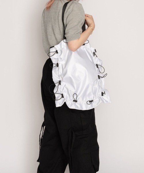 SVEC（シュベック）の「ドローコード ギャザー トートバッグ（トートバッグ・レディース・オレンジ/ブラック/ホワイト・FREE）」の6枚目の写真