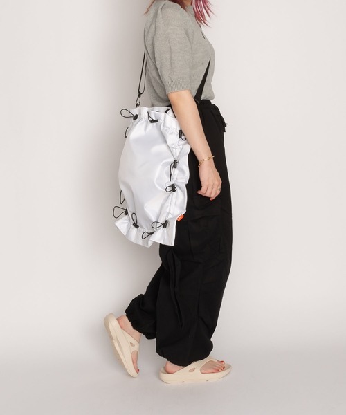 SVEC（シュベック）の「ドローコード ギャザー トートバッグ（トートバッグ・レディース・オレンジ/ブラック/ホワイト・FREE）」の5枚目の写真