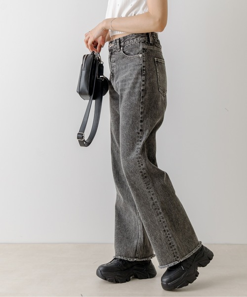 OLIVE des OLIVE（オリーブデオリーブ）の「セミフレアフリンジデニムパンツ　1032030010（デニムパンツ・レディース・ブルー/スミクロ・SMALL/MEDIUM）」の2枚目の写真