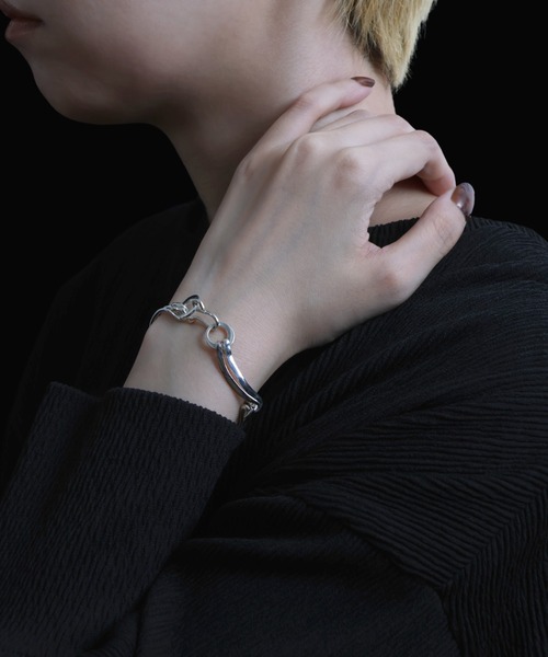 YArKA（ヤーカ）の「【YArKA/ヤーカ】assembly parts double line bangle [tojir un]/多パーツダブルラインバングル（バングル/リストバンド・メンズ・シルバー・M/L）」の4枚目の写真