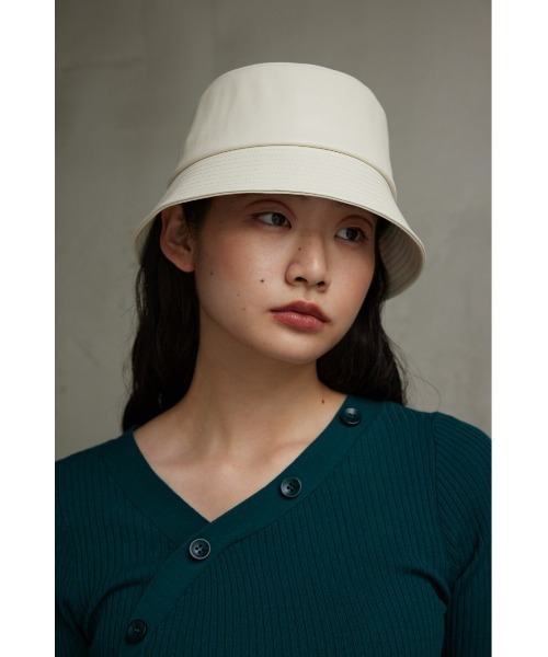 AZUL by moussy(アズールバイマウジー)の「フェイクレザーバケットハット(ハット・レディース・ブラック/アイボリー・FREE)」の8枚目の写真