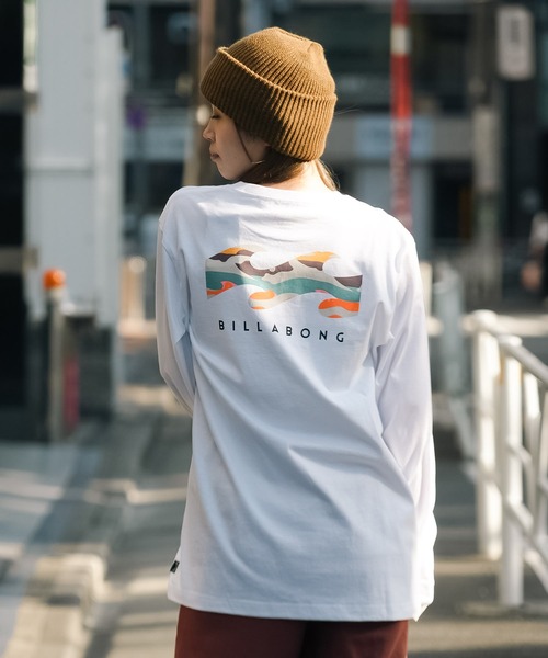 BILLABONG（ビラボン）の「【直営店限定】BILLABONG メンズ BACK WAVE ロンＴ 【2023年秋冬モデル】/ビラボンウェーブブランドロゴバックプリントロングスリーブTシャツ（Tシャツ/カットソー・メンズ・ゴールド/ブルー/ブラック/ホワイト・LARGE/X-LARGE/MEDIUM）」の2枚目の写真