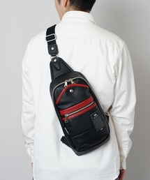 MADDEN EQUIPMENT（メデン イクイップメント）の「【公式】高級感 がある デザイン で キレイな 服装 にも 使える! お出かけに 必要な荷物が収納可能な ボディバッグ（ボディバッグ/ウエストポーチ）」