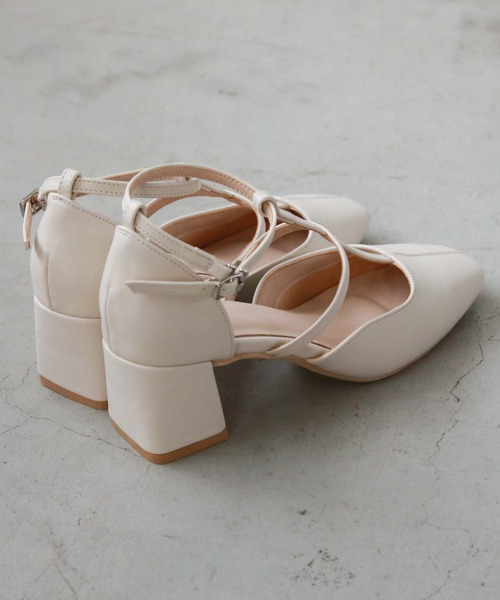 archives(アルシーヴ)の「Tストラップセパレートパンプス(パンプス・レディース・アイボリー/ブラック・LARGE/MEDIUM)」の3枚目の写真