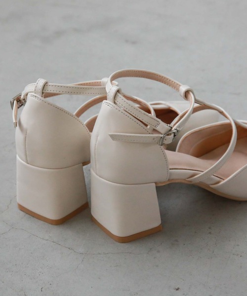 archives(アルシーヴ)の「Tストラップセパレートパンプス(パンプス・レディース・アイボリー/ブラック・LARGE/MEDIUM)」の4枚目の写真