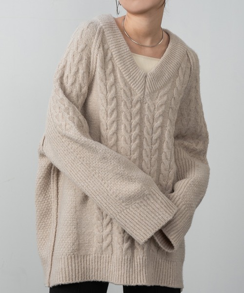 lawgy（ラウジー）の「v neck cable loose knit / vネックケーブルルースニット（ニット/セーター・レディース・ライトベージュ/チャコールグレー・FREE）」の6枚目の写真