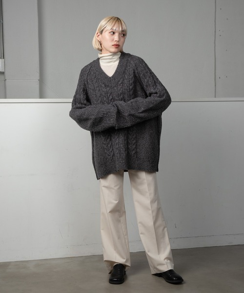 lawgy（ラウジー）の「v neck cable loose knit / vネックケーブルルースニット（ニット/セーター・レディース・ライトベージュ/チャコールグレー・FREE）」の10枚目の写真