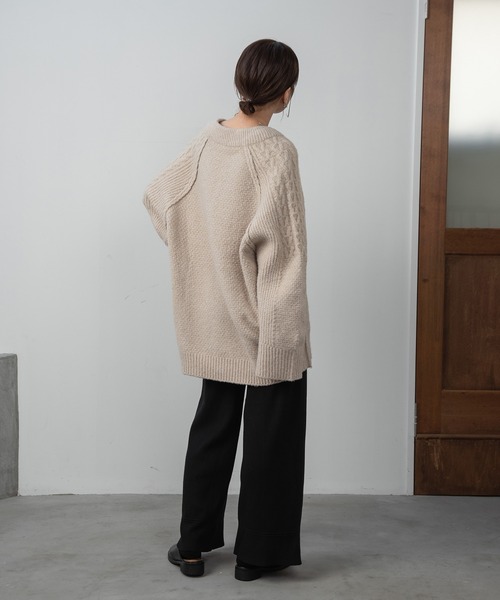 lawgy（ラウジー）の「v neck cable loose knit / vネックケーブルルースニット（ニット/セーター・レディース・ライトベージュ/チャコールグレー・FREE）」の5枚目の写真