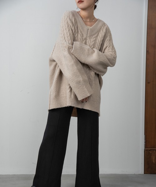 lawgy（ラウジー）の「v neck cable loose knit / vネックケーブルルースニット（ニット/セーター・レディース・ライトベージュ/チャコールグレー・FREE）」の4枚目の写真