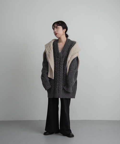 lawgy（ラウジー）の「v neck cable loose knit / vネックケーブルルースニット（ニット/セーター・レディース・ライトベージュ/チャコールグレー・FREE）」の14枚目の写真