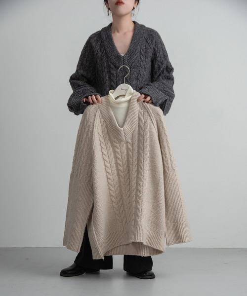 lawgy（ラウジー）の「v neck cable loose knit / vネックケーブルルースニット（ニット/セーター・レディース・ライトベージュ/チャコールグレー・FREE）」の16枚目の写真