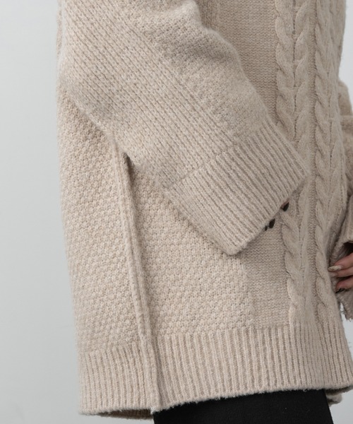 lawgy（ラウジー）の「v neck cable loose knit / vネックケーブルルースニット（ニット/セーター・レディース・ライトベージュ/チャコールグレー・FREE）」の7枚目の写真