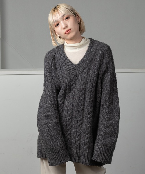 lawgy（ラウジー）の「v neck cable loose knit / vネックケーブルルースニット（ニット/セーター・レディース・ライトベージュ/チャコールグレー・FREE）」の9枚目の写真