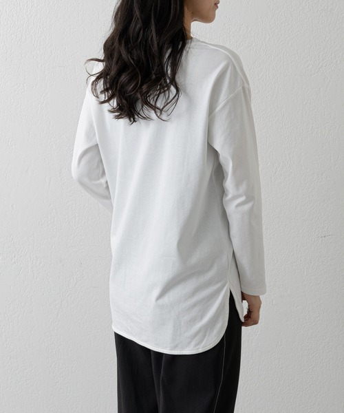 COLONY 2139（コロニートゥーワンスリーナイン）の「スマート裾ラウンド長袖Tシャツ（Tシャツ/カットソー・レディース・オフホワイト/ブラック・FREE）」の21枚目の写真