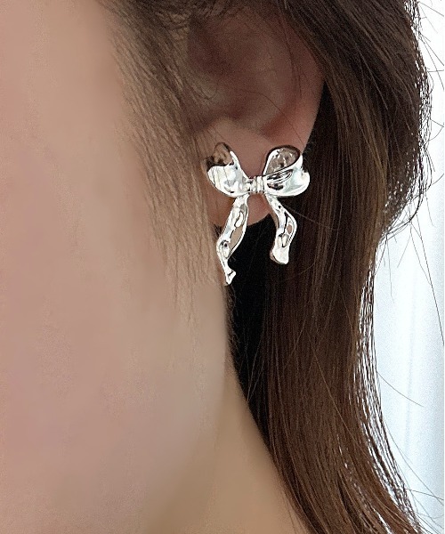 apres jour mignon(アプレジュールミニョン)の「【apresjour mignon×ARIAZ】リボンピアス(ピアス(両耳用)・レディース・シルバー/ゴールド・ONESIZE)」の2枚目の写真