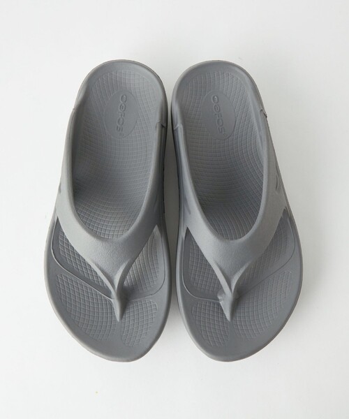 OOFOS（ウーフォス）の「＜OOFOS＞ OOriginal サンダル（サンダル・レディース・ブラック/ベージュ/グレー・23/24/25）」の2枚目の写真