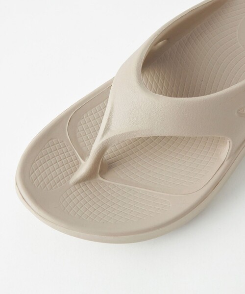 OOFOS（ウーフォス）の「＜OOFOS＞ OOriginal サンダル（サンダル・レディース・ブラック/ベージュ/グレー・23/24/25）」の14枚目の写真