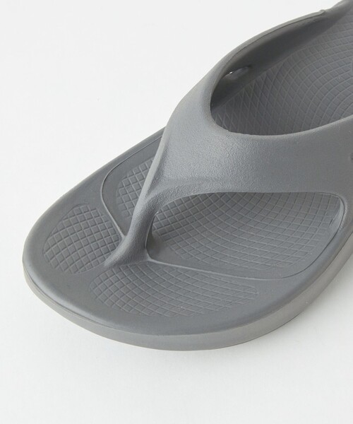 OOFOS（ウーフォス）の「＜OOFOS＞ OOriginal サンダル（サンダル・レディース・ブラック/ベージュ/グレー・23/24/25）」の17枚目の写真