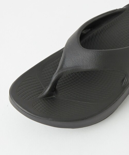 OOFOS（ウーフォス）の「＜OOFOS＞ OOriginal サンダル（サンダル・レディース・ブラック/ベージュ/グレー・23/24/25）」の21枚目の写真