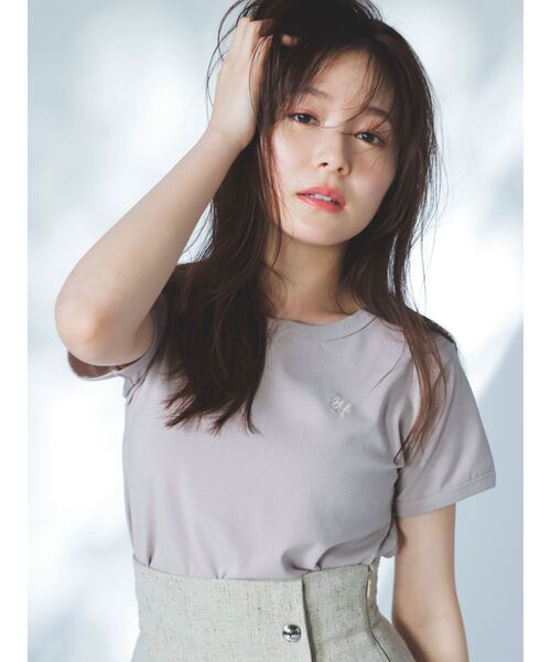 dazzlin（ダズリン）の「【久間田琳加コラボ】ネックメッセージコンパクトTシャツ（Tシャツ/カットソー・レディース・オフホワイト/ブラック/ベージュ・FREE）」の3枚目の写真