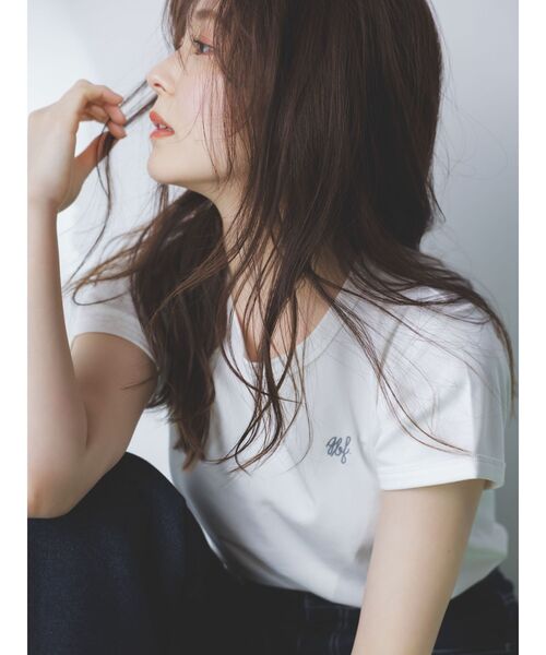 dazzlin（ダズリン）の「【久間田琳加コラボ】ネックメッセージコンパクトTシャツ（Tシャツ/カットソー・レディース・オフホワイト/ブラック/ベージュ・FREE）」の4枚目の写真