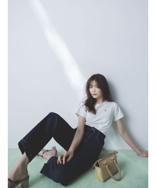 dazzlin（ダズリン）の「【久間田琳加コラボ】ネックメッセージコンパクトTシャツ（Tシャツ/カットソー・レディース・オフホワイト/ブラック/ベージュ・FREE）」の7枚目の写真