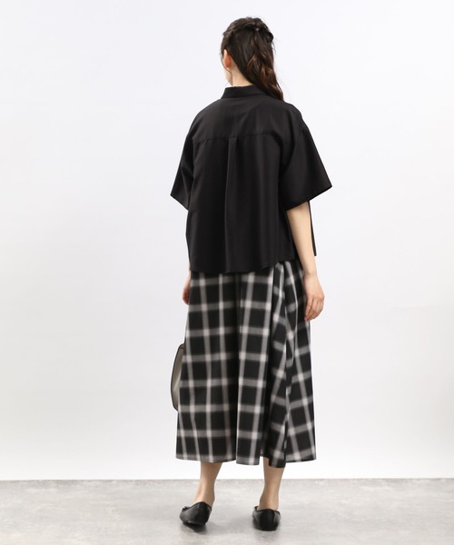 GLOBAL WORK Smile Seed Store（グローバルワーク スマイルシードストア）の「サラサラクロップドシャツ/114583（シャツ/ブラウス・レディース・グレイッシュベージュ/ブラック/グレー系その他・LARGE/MEDIUM/X-LARGE）」の4枚目の写真