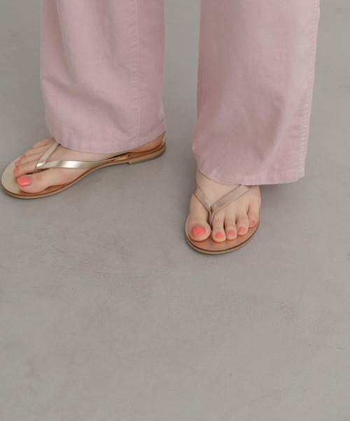 NICOLAS LAINAS（ニコラスライナス）の「NICOLAS LAINAS　メタリックトングサンダル（サンダル・レディース・ゴールド/シルバー・38/37）」の2枚目の写真