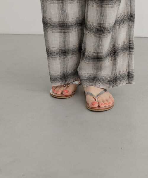 NICOLAS LAINAS（ニコラスライナス）の「NICOLAS LAINAS　メタリックトングサンダル（サンダル・レディース・ゴールド/シルバー・38/37）」の3枚目の写真