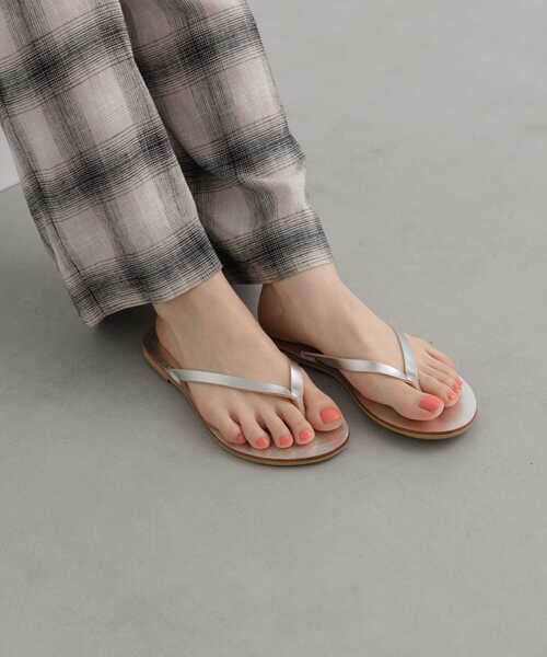 NICOLAS LAINAS（ニコラスライナス）の「NICOLAS LAINAS　メタリックトングサンダル（サンダル・レディース・ゴールド/シルバー・38/37）」の4枚目の写真