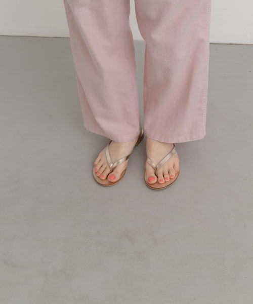 NICOLAS LAINAS（ニコラスライナス）の「NICOLAS LAINAS　メタリックトングサンダル（サンダル・レディース・ゴールド/シルバー・38/37）」の5枚目の写真