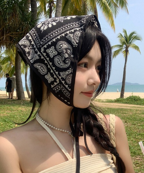MEMECLE（メメクル）の「【 MEMECLE / メメクル 】ペイズリー柄 バンダナ（その他ヘアアクセサリー・レディース・ホワイト/ブラック・FREE）」の2枚目の写真