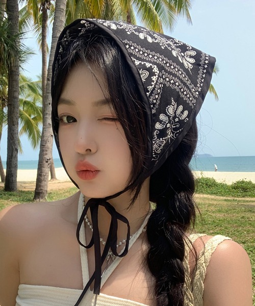 MEMECLE（メメクル）の「【 MEMECLE / メメクル 】ペイズリー柄 バンダナ（その他ヘアアクセサリー・レディース・ホワイト/ブラック・FREE）」の3枚目の写真