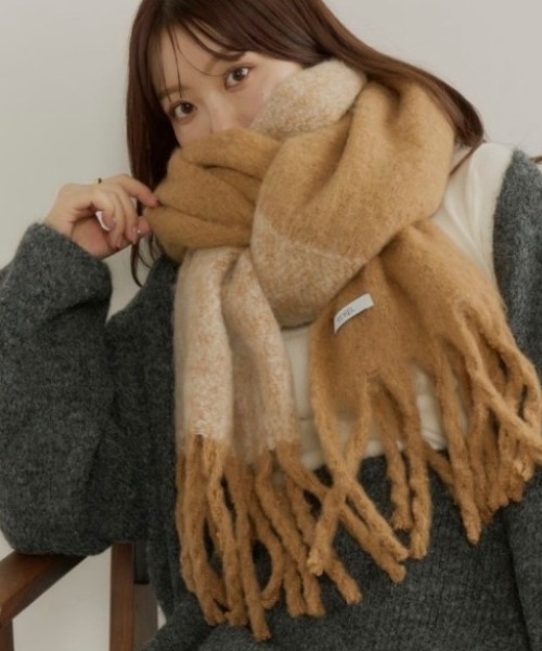 ECREL（エクレール）の「バイカラーグラデーションバルキーボリュームマフラー（マフラー・レディース・レッド/グレー/ピンク/ベージュ・FREE）」の3枚目の写真