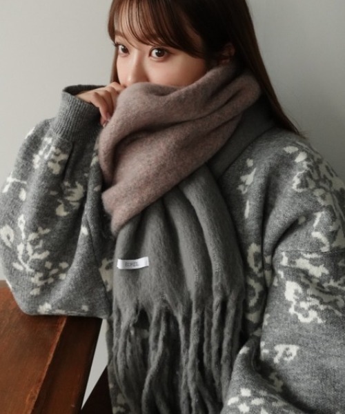 ECREL（エクレール）の「バイカラーグラデーションバルキーボリュームマフラー（マフラー・レディース・レッド/グレー/ピンク/ベージュ・FREE）」の4枚目の写真