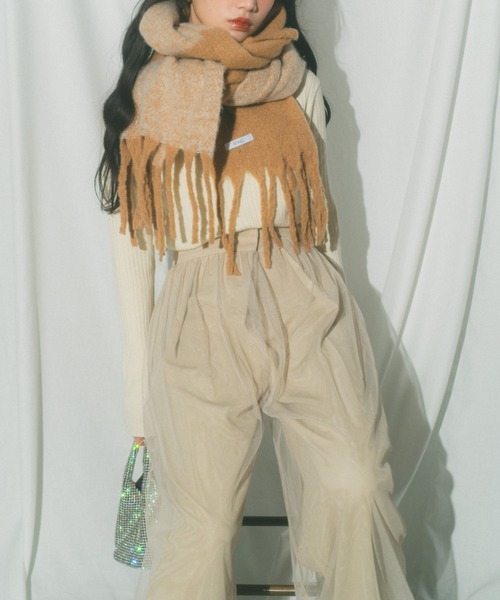 ECREL（エクレール）の「バイカラーグラデーションバルキーボリュームマフラー（マフラー・レディース・レッド/グレー/ピンク/ベージュ・FREE）」の21枚目の写真