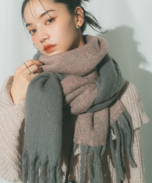 ECREL（エクレール）の「バイカラーグラデーションバルキーボリュームマフラー（マフラー・レディース・レッド/グレー/ピンク/ベージュ・FREE）」の15枚目の写真