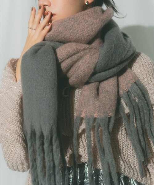 ECREL（エクレール）の「バイカラーグラデーションバルキーボリュームマフラー（マフラー・レディース・レッド/グレー/ピンク/ベージュ・FREE）」の14枚目の写真