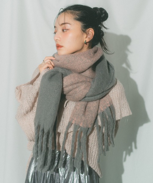 ECREL（エクレール）の「バイカラーグラデーションバルキーボリュームマフラー（マフラー・レディース・レッド/グレー/ピンク/ベージュ・FREE）」の18枚目の写真