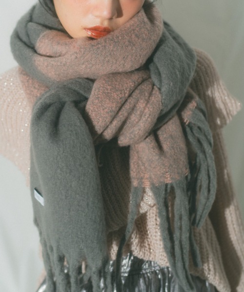 ECREL（エクレール）の「バイカラーグラデーションバルキーボリュームマフラー（マフラー・レディース・レッド/グレー/ピンク/ベージュ・FREE）」の17枚目の写真