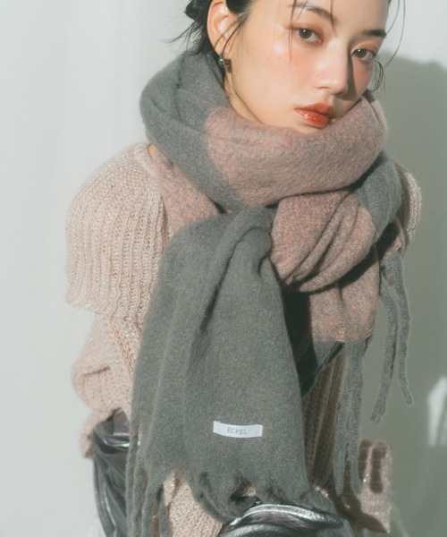 ECREL（エクレール）の「バイカラーグラデーションバルキーボリュームマフラー（マフラー・レディース・レッド/グレー/ピンク/ベージュ・FREE）」の20枚目の写真