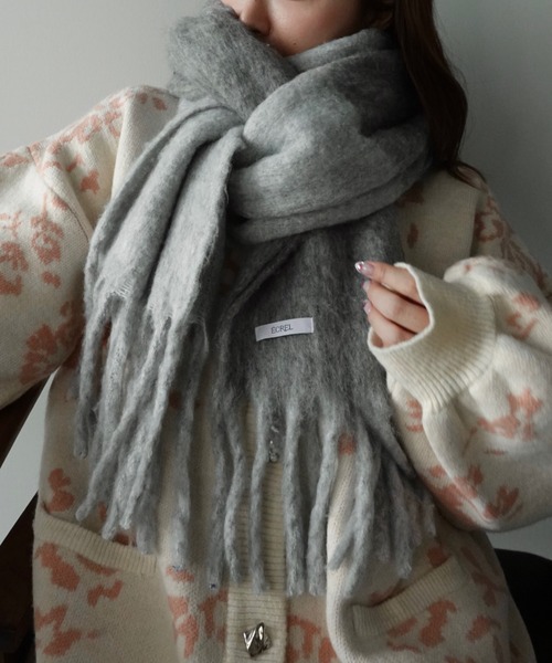 ECREL（エクレール）の「バイカラーグラデーションバルキーボリュームマフラー（マフラー・レディース・レッド/グレー/ピンク/ベージュ・FREE）」の7枚目の写真