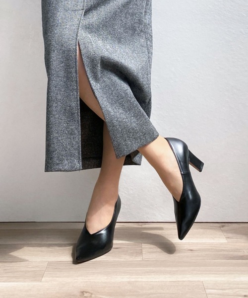 MAMIAN（マミアン）の「ポインテッドトゥ 甲深 Vカットパンプス