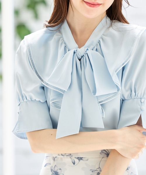 tocco closet（トッコ　クローゼット）の「マルチ３ＷＡＹボウタイリボン×ラッフルフリル付きブラウス（シャツ/ブラウス・レディース・ライトブルー/オフホワイト・M）」の12枚目の写真