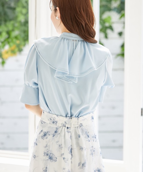 tocco closet（トッコ　クローゼット）の「マルチ３ＷＡＹボウタイリボン×ラッフルフリル付きブラウス（シャツ/ブラウス・レディース・ライトブルー/オフホワイト・M）」の13枚目の写真