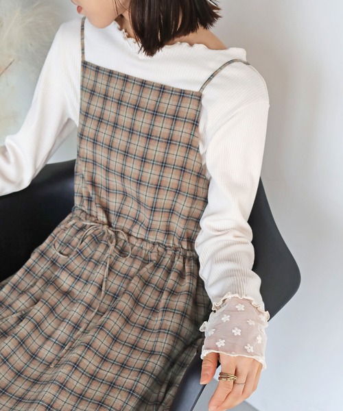 Crisp(クリスプ)の「フラワーチュールカフメロウTシャツ(Tシャツ/カットソー・レディース・ブルー/グレイッシュベージュ/アイボリー/ブラウン・FREE)」の12枚目の写真