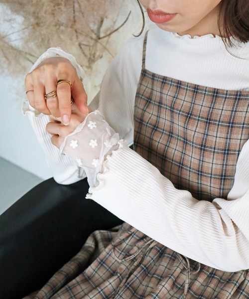 Crisp(クリスプ)の「フラワーチュールカフメロウTシャツ(Tシャツ/カットソー・レディース・ブルー/グレイッシュベージュ/アイボリー/ブラウン・FREE)」の13枚目の写真