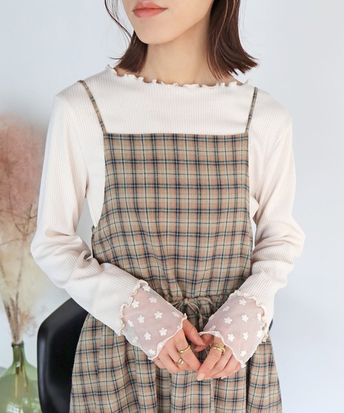 Crisp(クリスプ)の「フラワーチュールカフメロウTシャツ(Tシャツ/カットソー・レディース・ブルー/グレイッシュベージュ/アイボリー/ブラウン・FREE)」の14枚目の写真