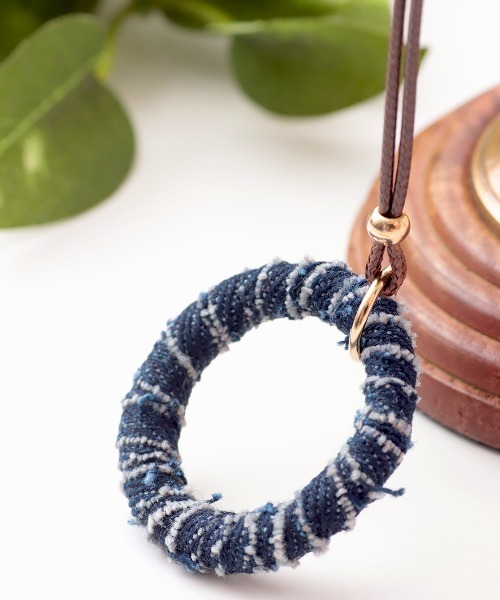 チチカカ（チチカカ）の「デニムサークルネックレス（ネックレス・レディース・ネイビー/ライトブルー・FREE）」の2枚目の写真